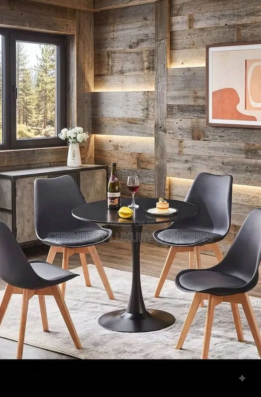 Wooden Round Table Top Restaurant Table and 4 Chairs