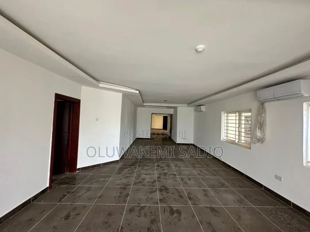 4bdrm Apartment in Banana Island for rent