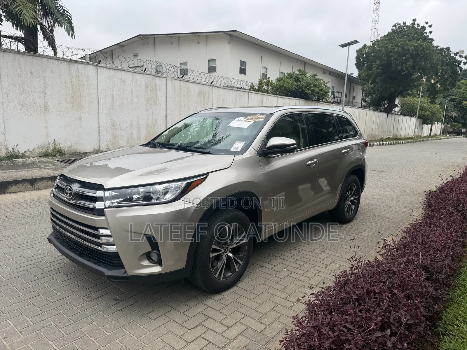 Toyota Highlander XLE V6 4x2 (3.5L 6cyl 6A) 2016 Gold