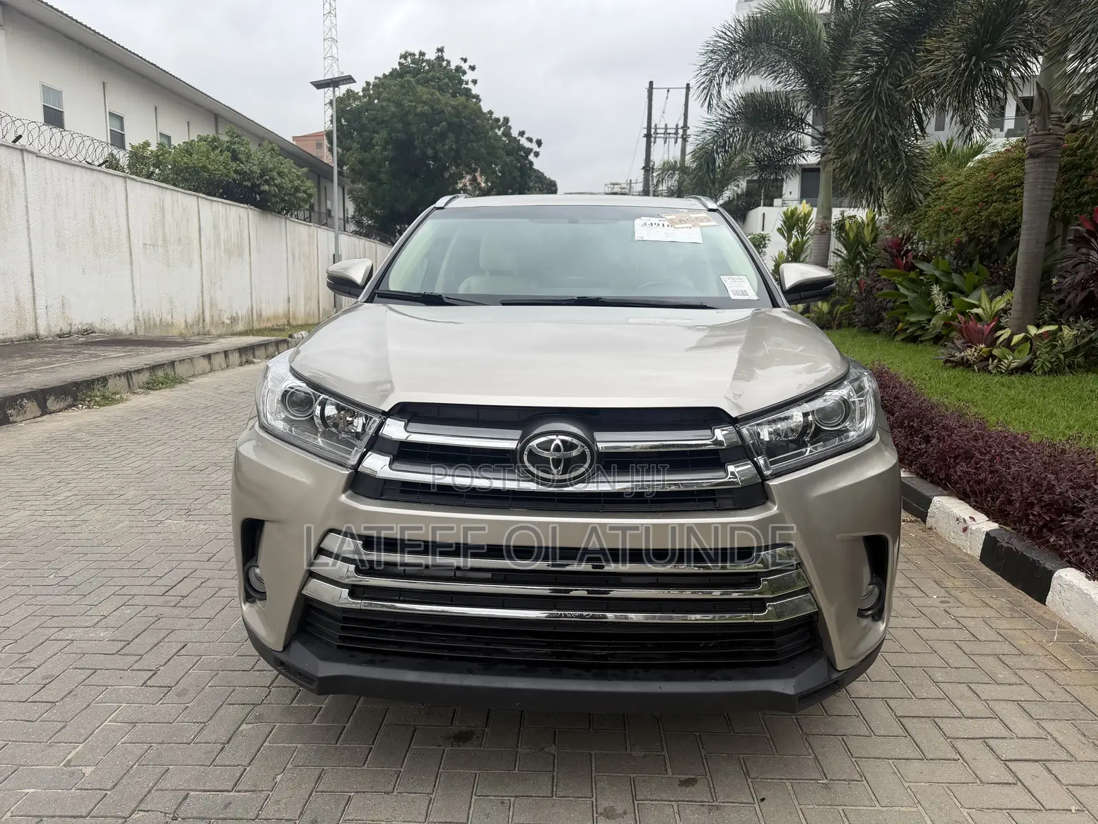 Toyota Highlander XLE V6 4x2 (3.5L 6cyl 6A) 2016 Gold