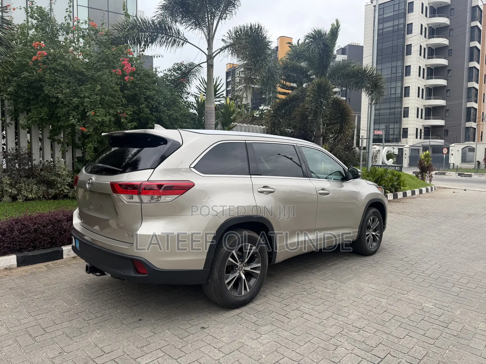 Toyota Highlander XLE V6 4x2 (3.5L 6cyl 6A) 2016 Gold