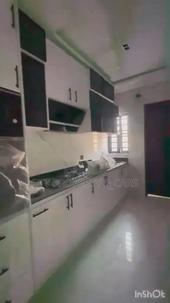 4bdrm Townhouse/Terrace in Ologolo for sale