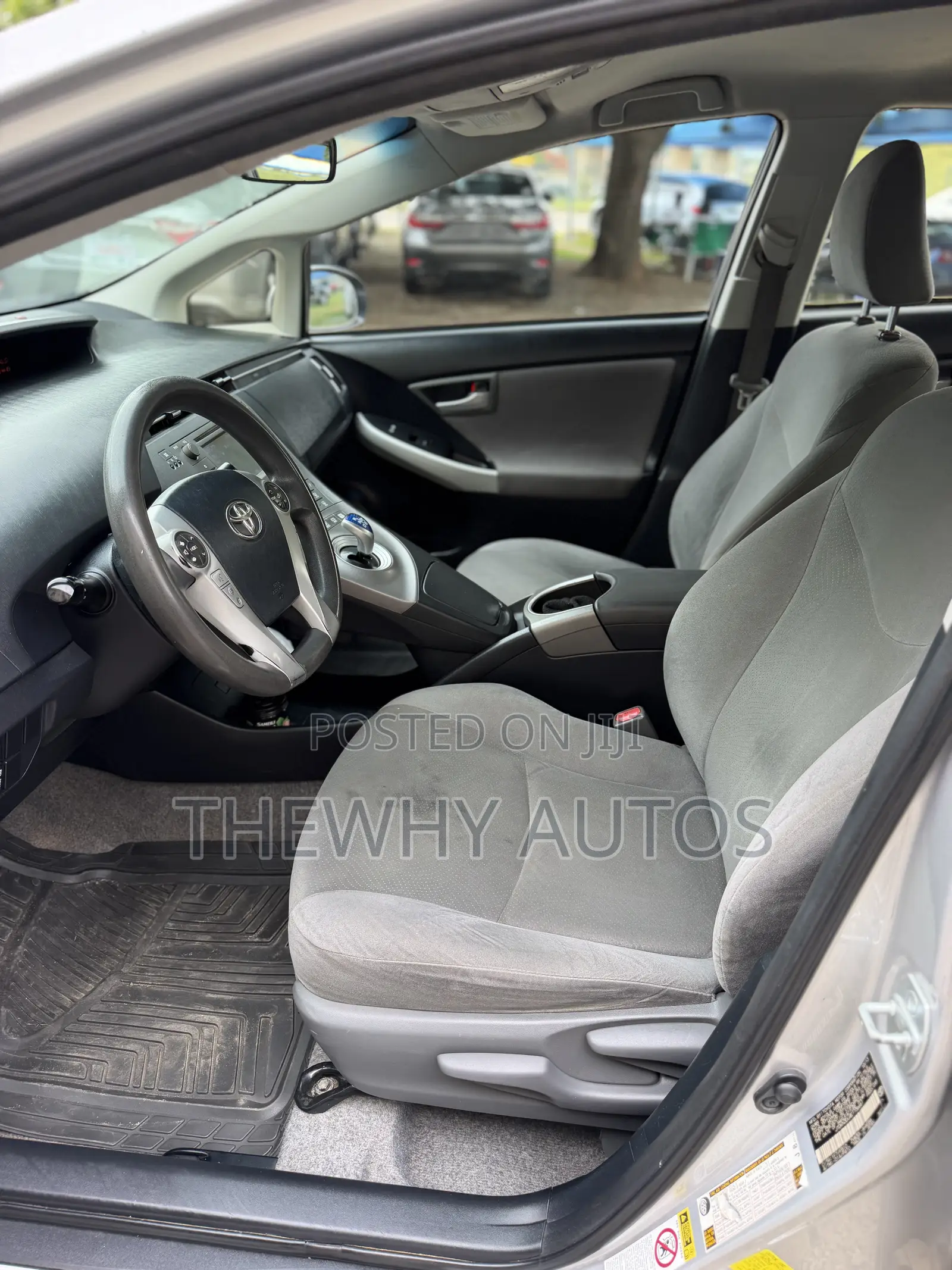Toyota Prius Four 4dr Hatchback (1.8L 4cyl gas/electric hybrid CVT) Silver