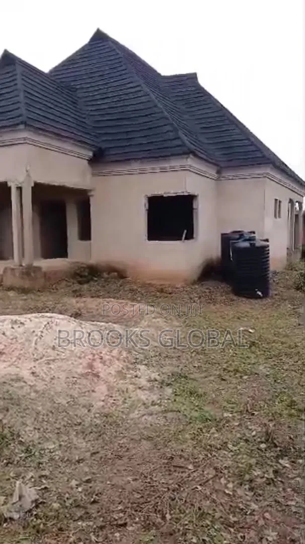 4bdrm Bungalow in Benin City for sale