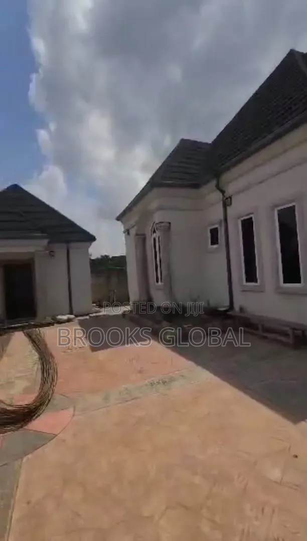 4bdrm Bungalow in Benin City for sale