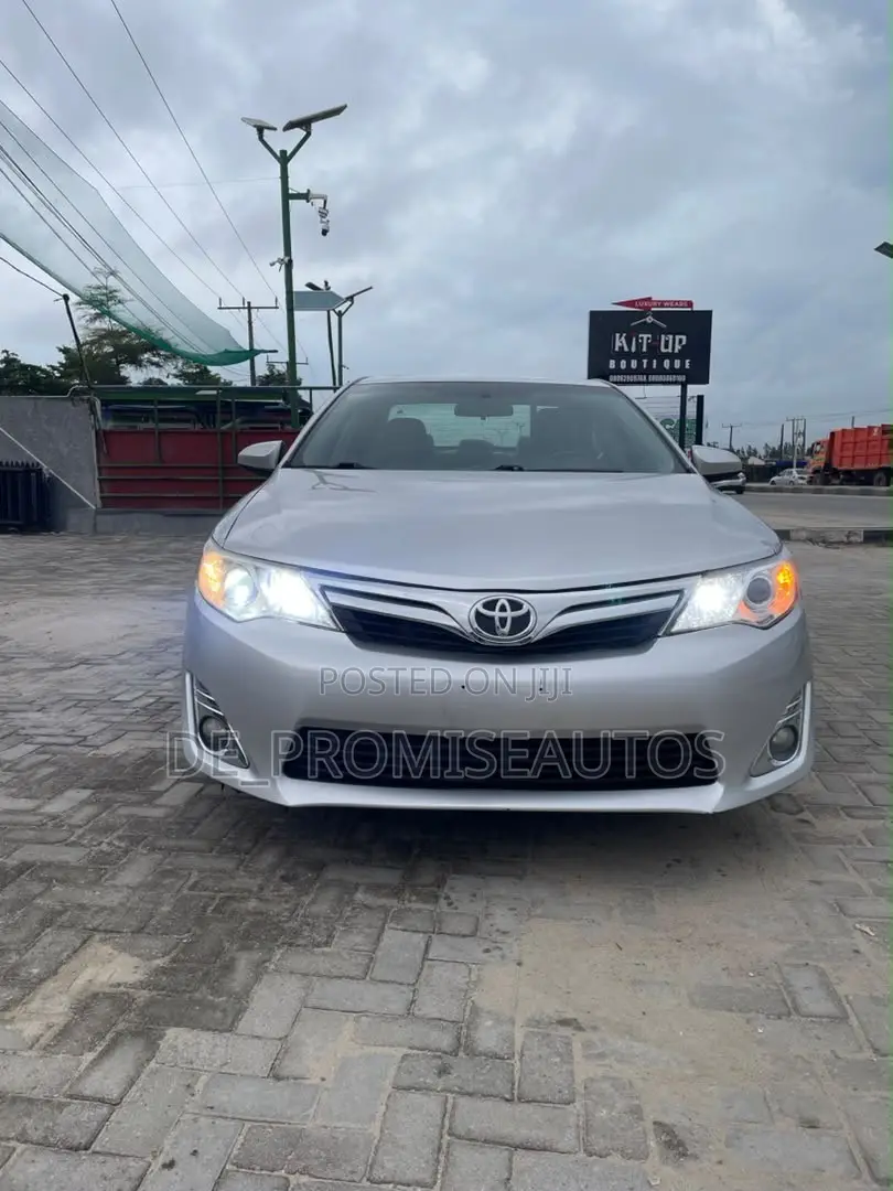Toyota Camry XLE 4dr Sedan (2.5L 4cyl 6A) 2012 Silver
