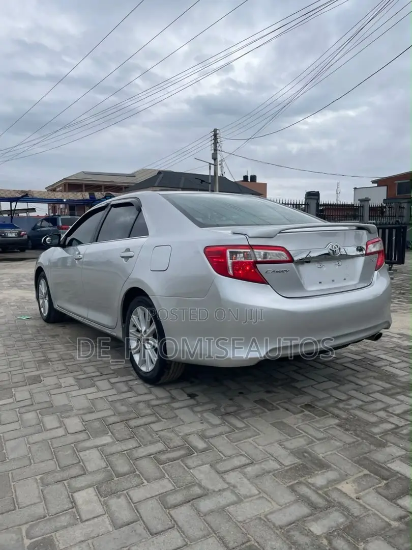 Toyota Camry XLE 4dr Sedan (2.5L 4cyl 6A) 2012 Silver