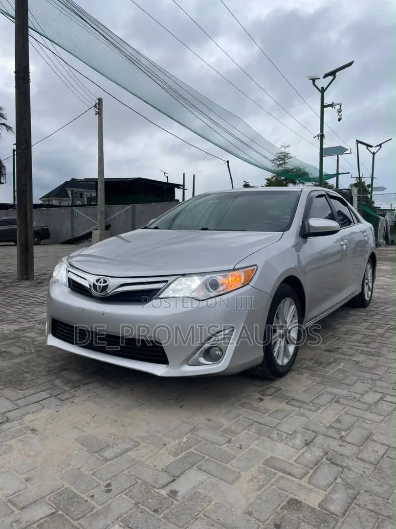 Toyota Camry XLE 4dr Sedan (2.5L 4cyl 6A) 2012 Silver