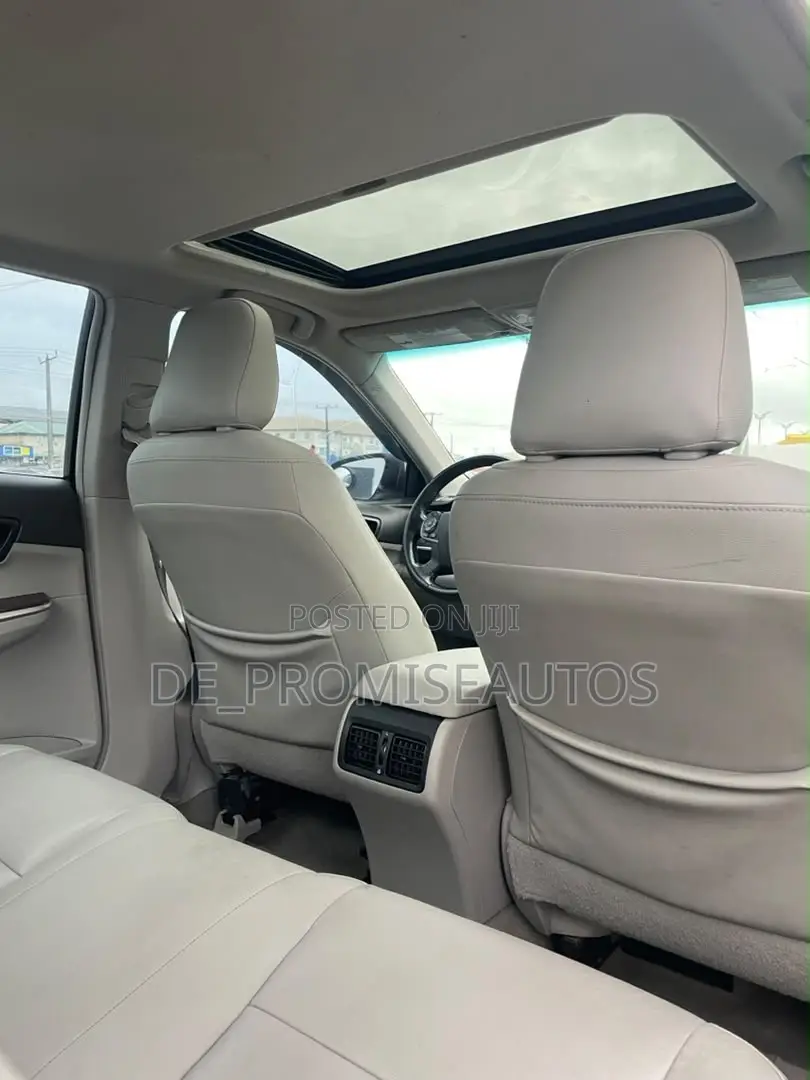 Toyota Camry XLE 4dr Sedan (2.5L 4cyl 6A) 2012 Silver