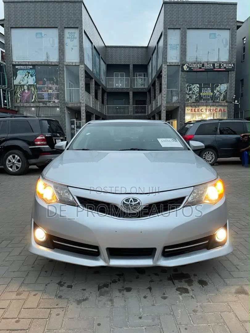 Toyota Camry XLE 4dr Sedan w/Prod. End 11/13 (2.5L 4cyl 6A) 2014 Silver