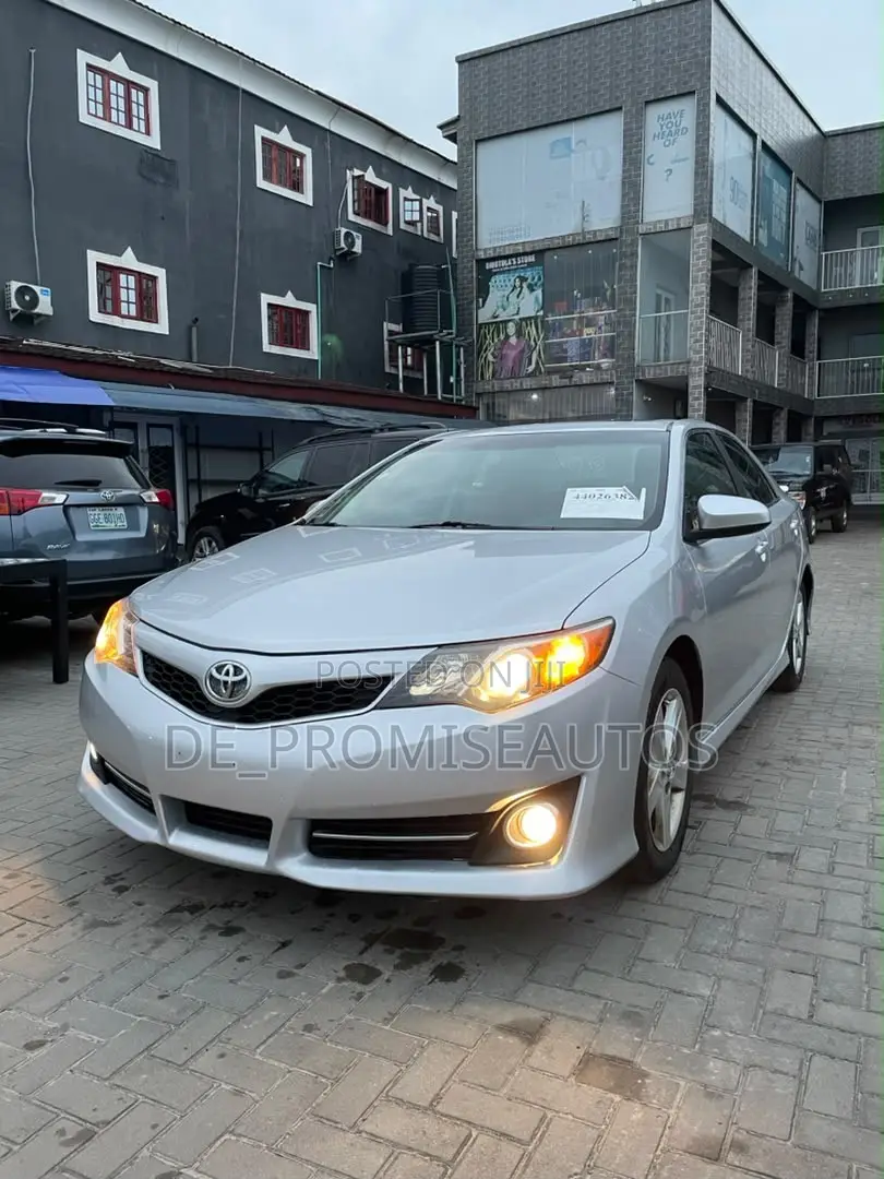Toyota Camry XLE 4dr Sedan w/Prod. End 11/13 (2.5L 4cyl 6A) 2014 Silver