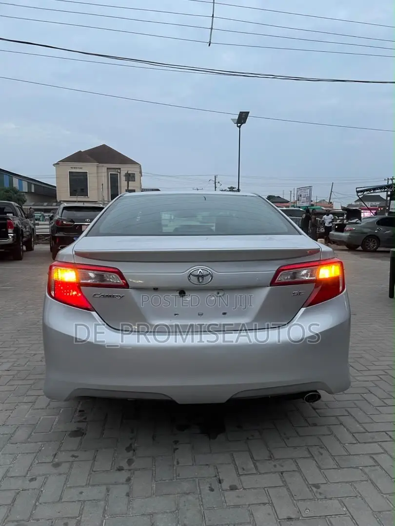 Toyota Camry XLE 4dr Sedan w/Prod. End 11/13 (2.5L 4cyl 6A) 2014 Silver