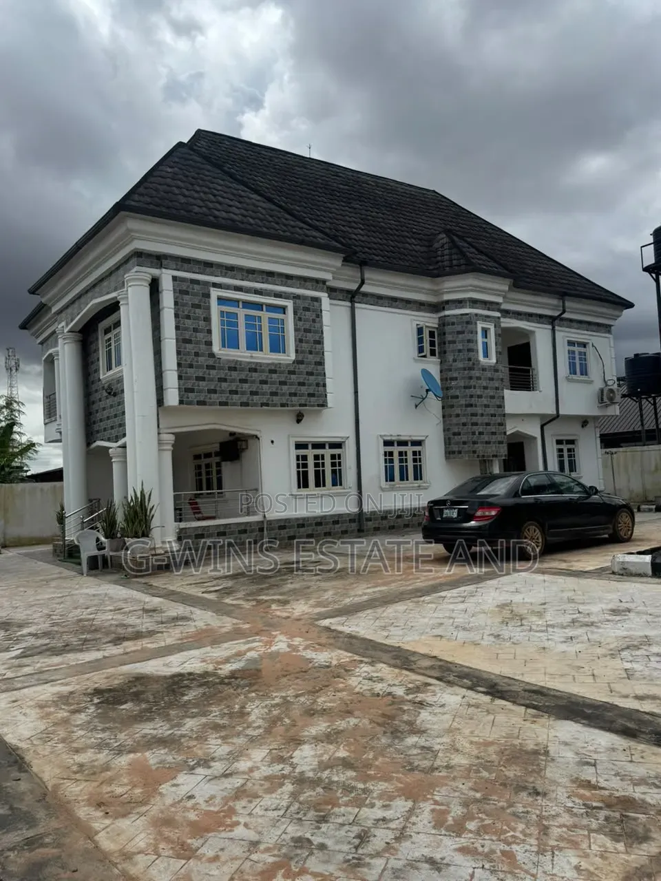 4bdrm Duplex in Ohovbe Quarters Off for sale