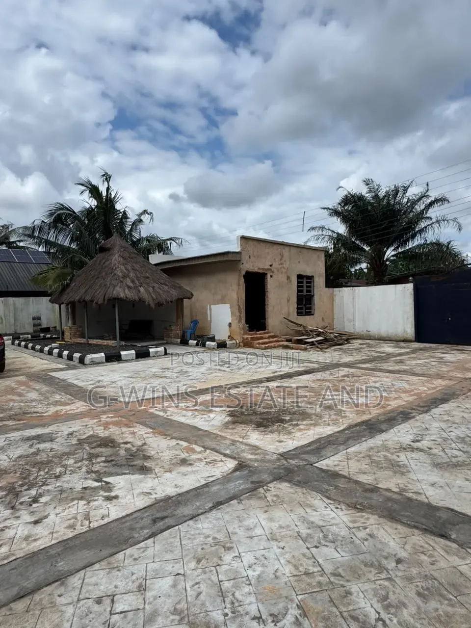 4bdrm Duplex in Ohovbe Quarters Off for sale