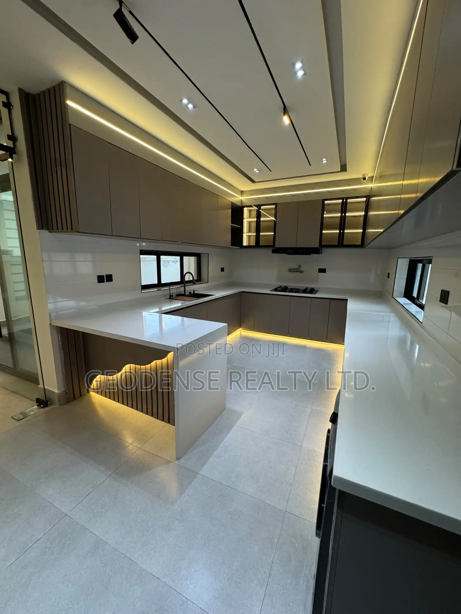 5bdrm Duplex in Lekki Phase 1 for sale