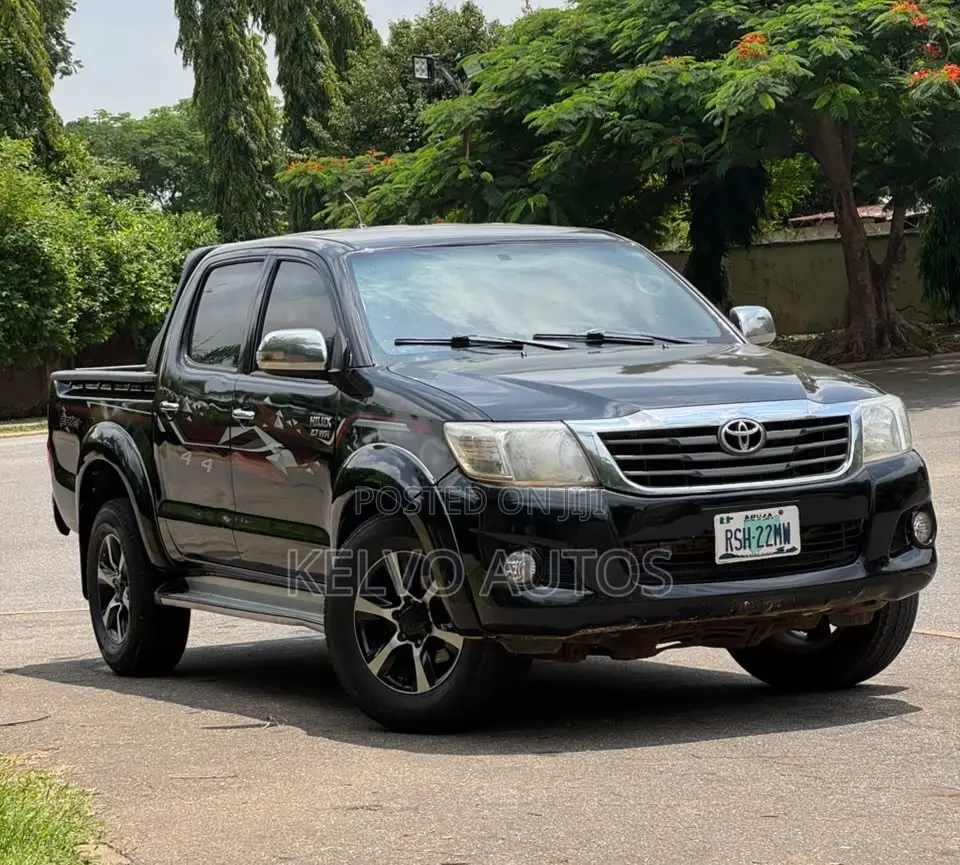 Toyota Hilux 2013 Black