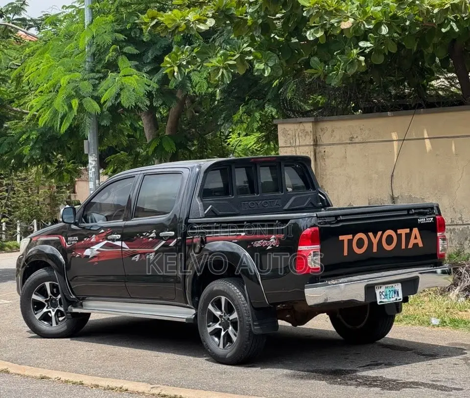 Toyota Hilux 2013 Black