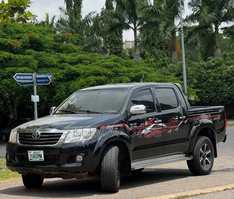 Toyota Hilux 2013 Black