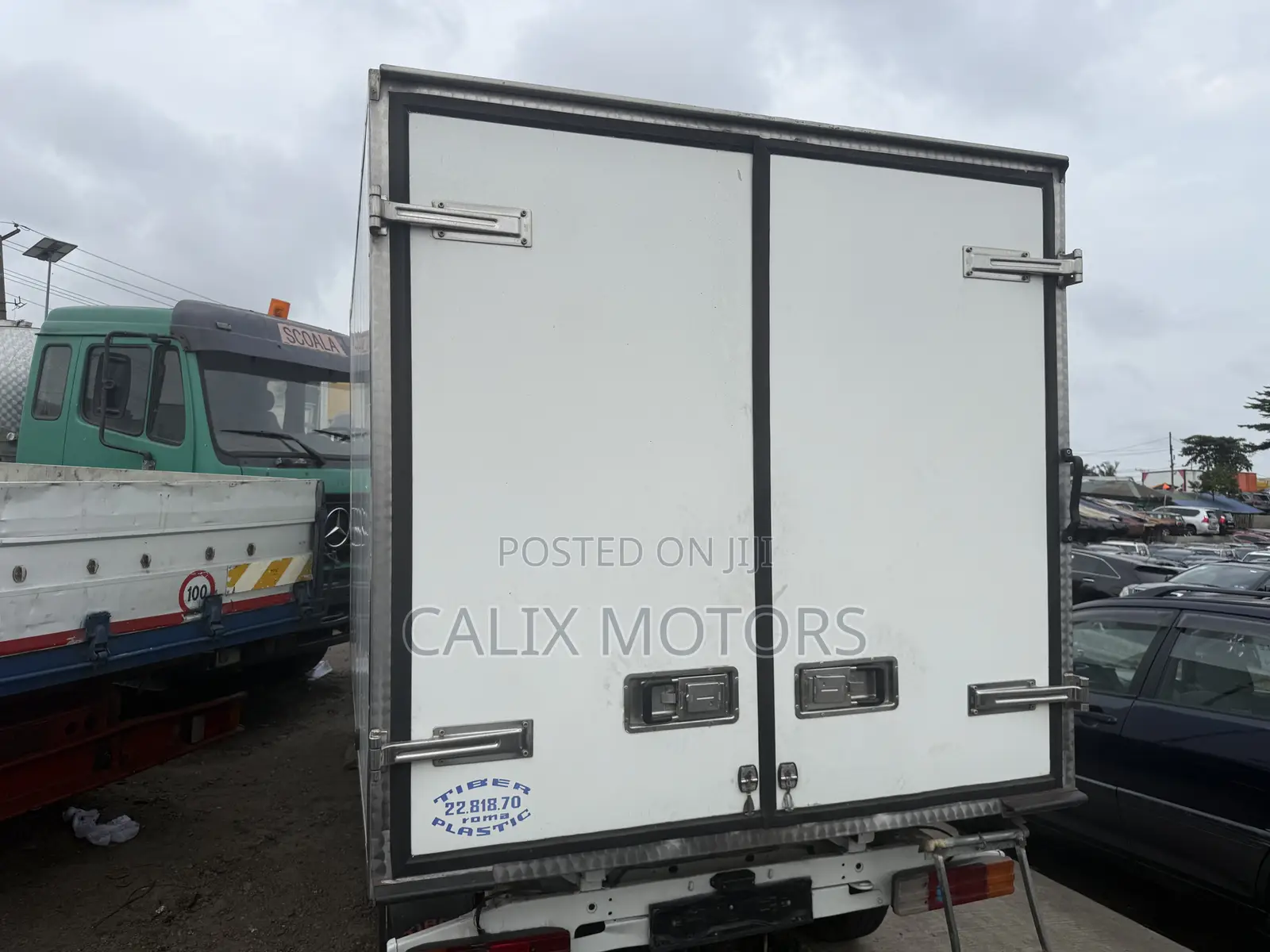 Foreign Used Mercedes Benz 3100 Refrigerator Truck.
