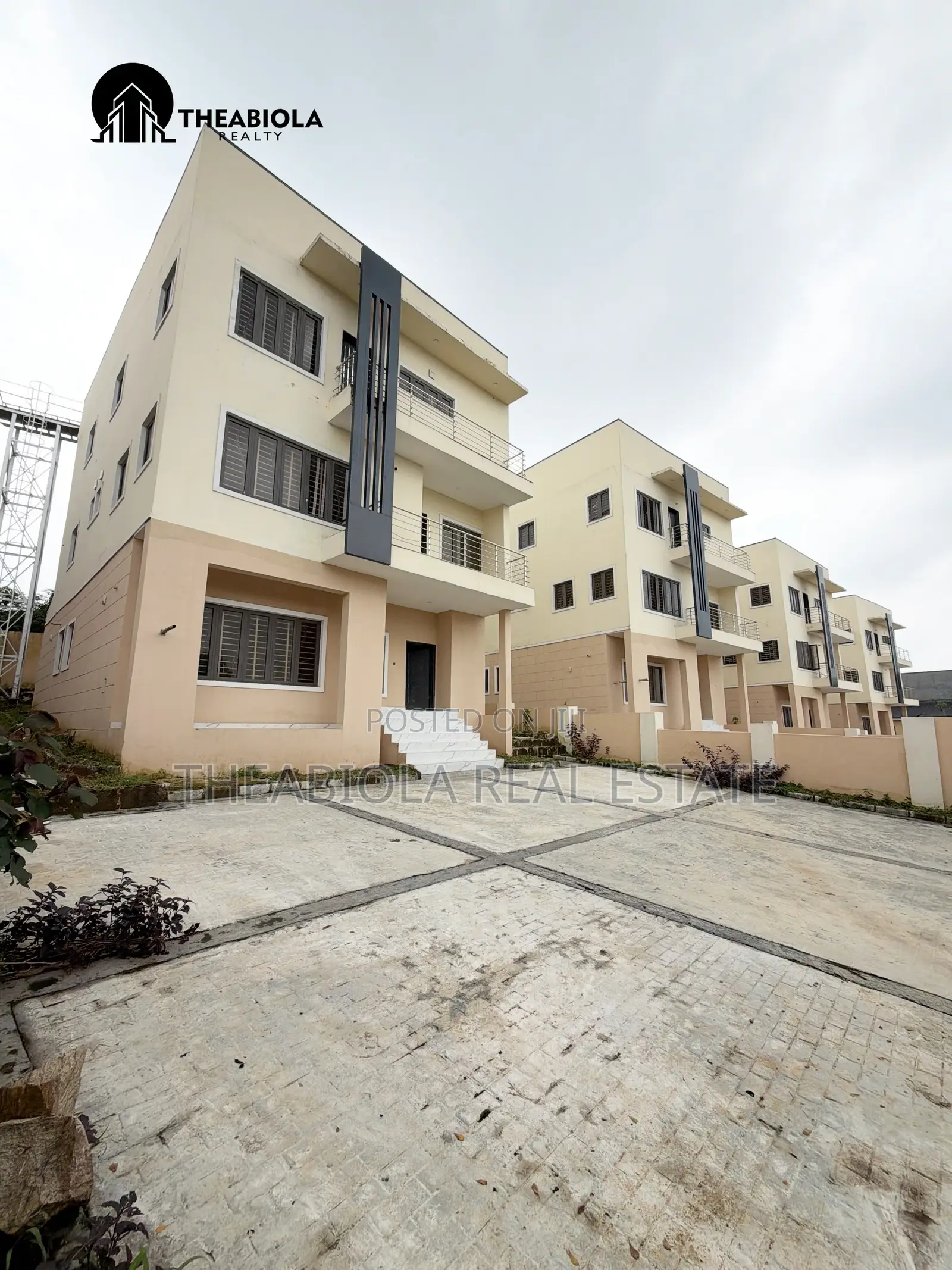 5bdrm Duplex in In A Secured & for sale
