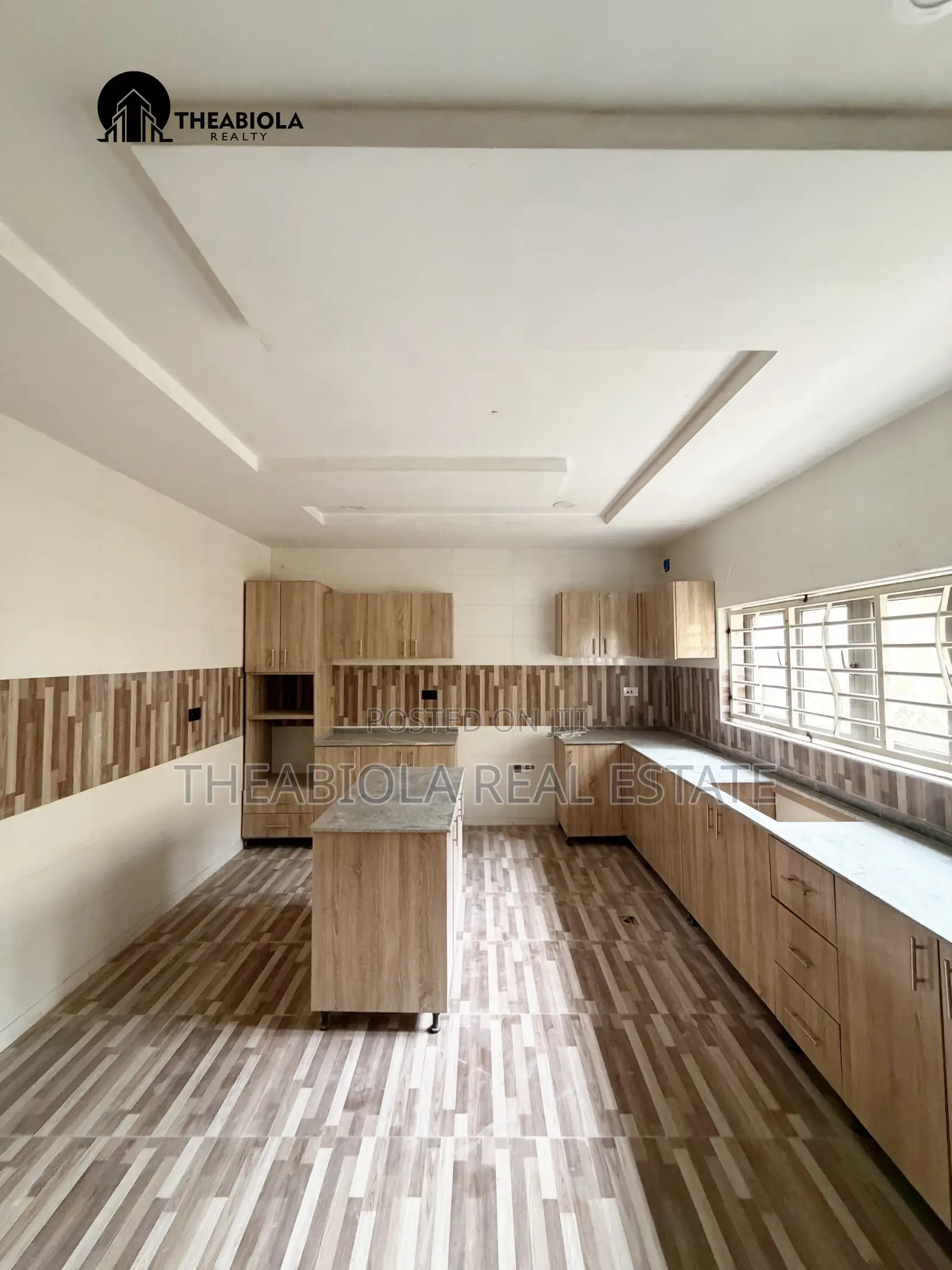 5bdrm Duplex in In A Secured & for sale