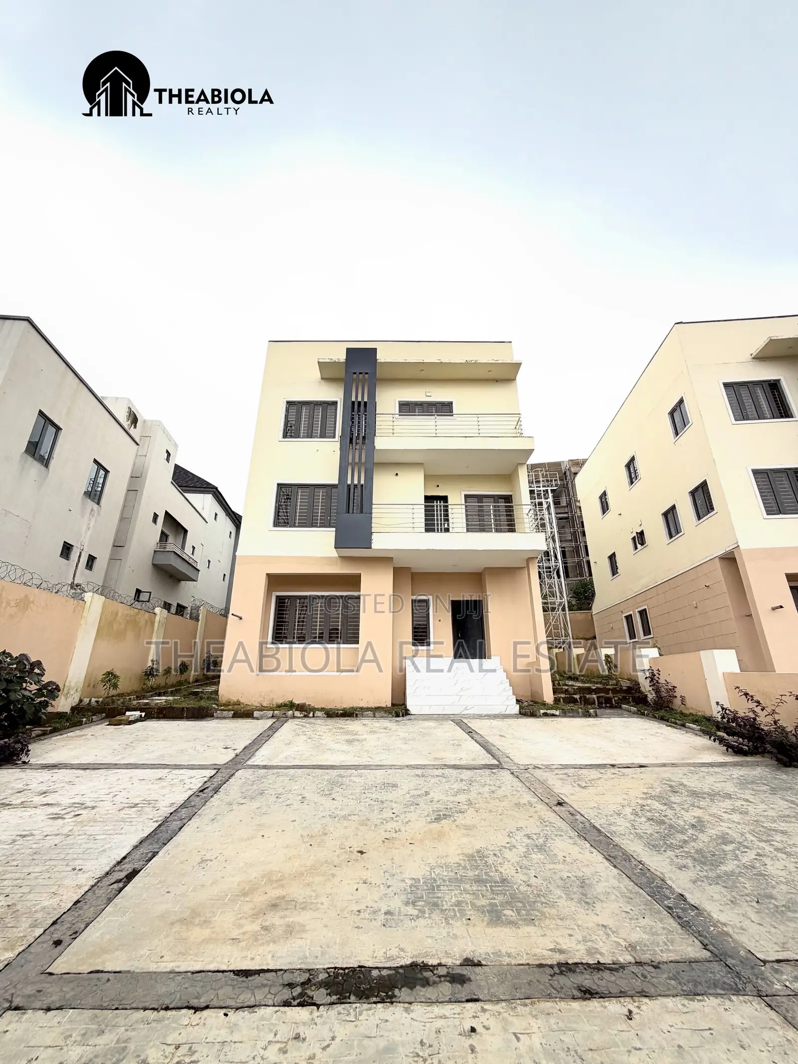 5bdrm Duplex in In A Secured & for sale