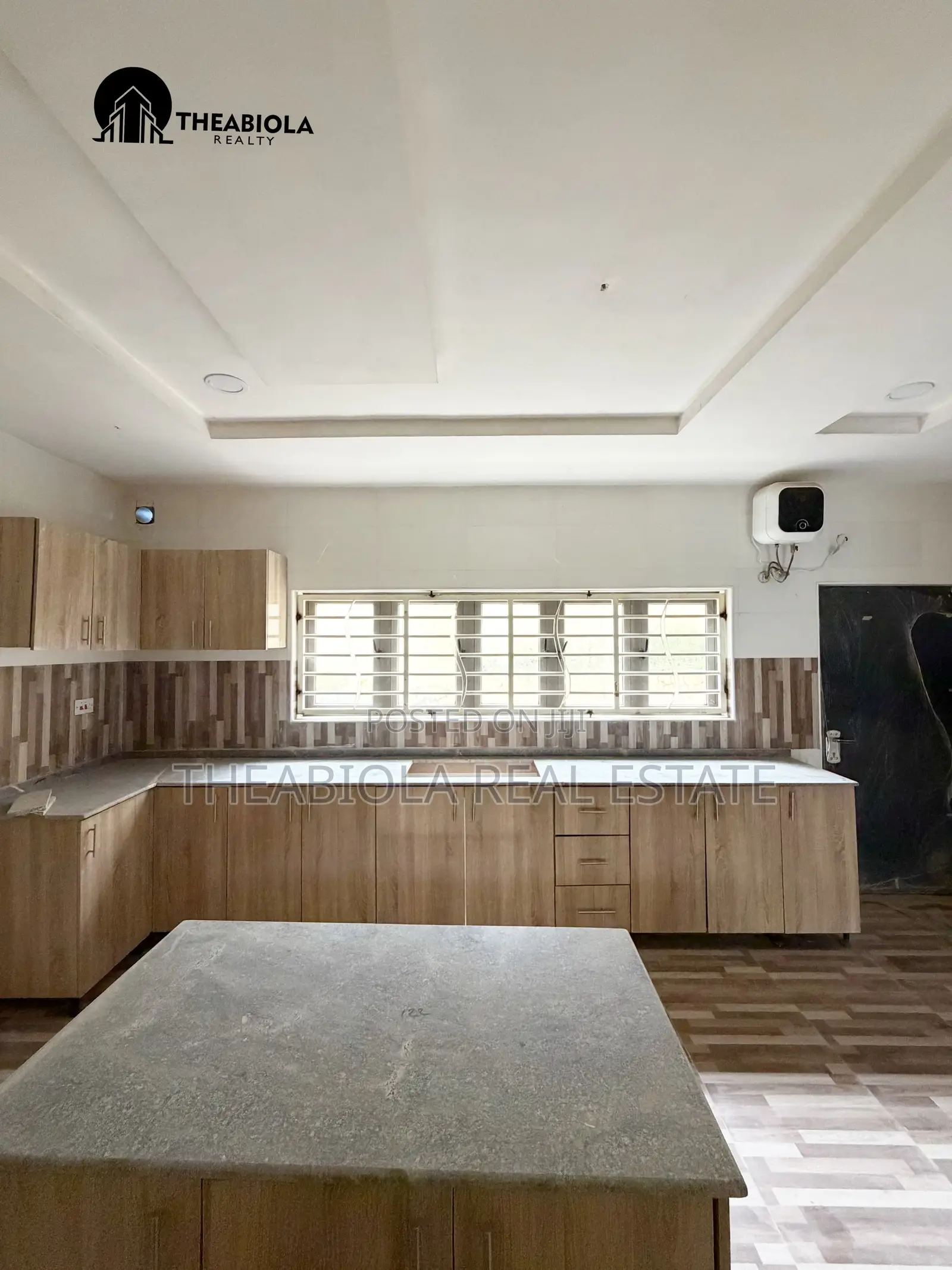 5bdrm Duplex in In A Secured & for sale