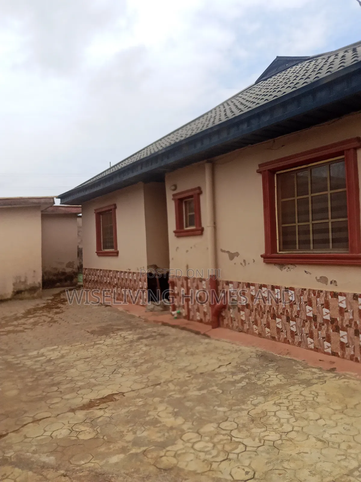 3bdrm Bungalow in Idimu Road Ejiigbo, Ejigbo / Ejigbo for sale