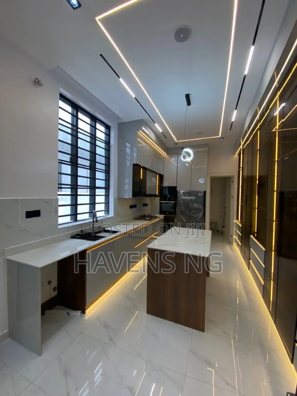 5bdrm Duplex in Ikota for sale