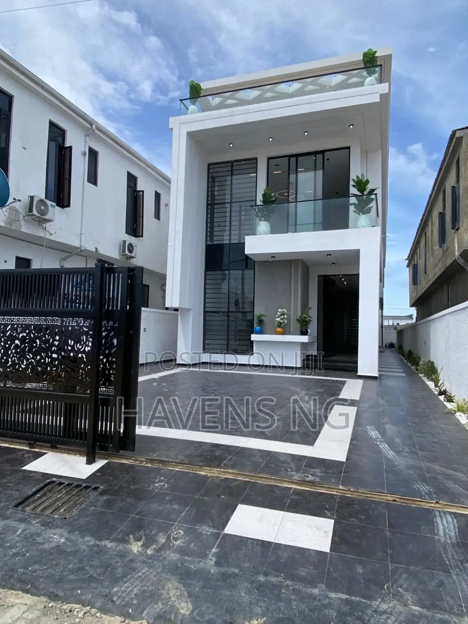 5bdrm Duplex in Ikota for sale