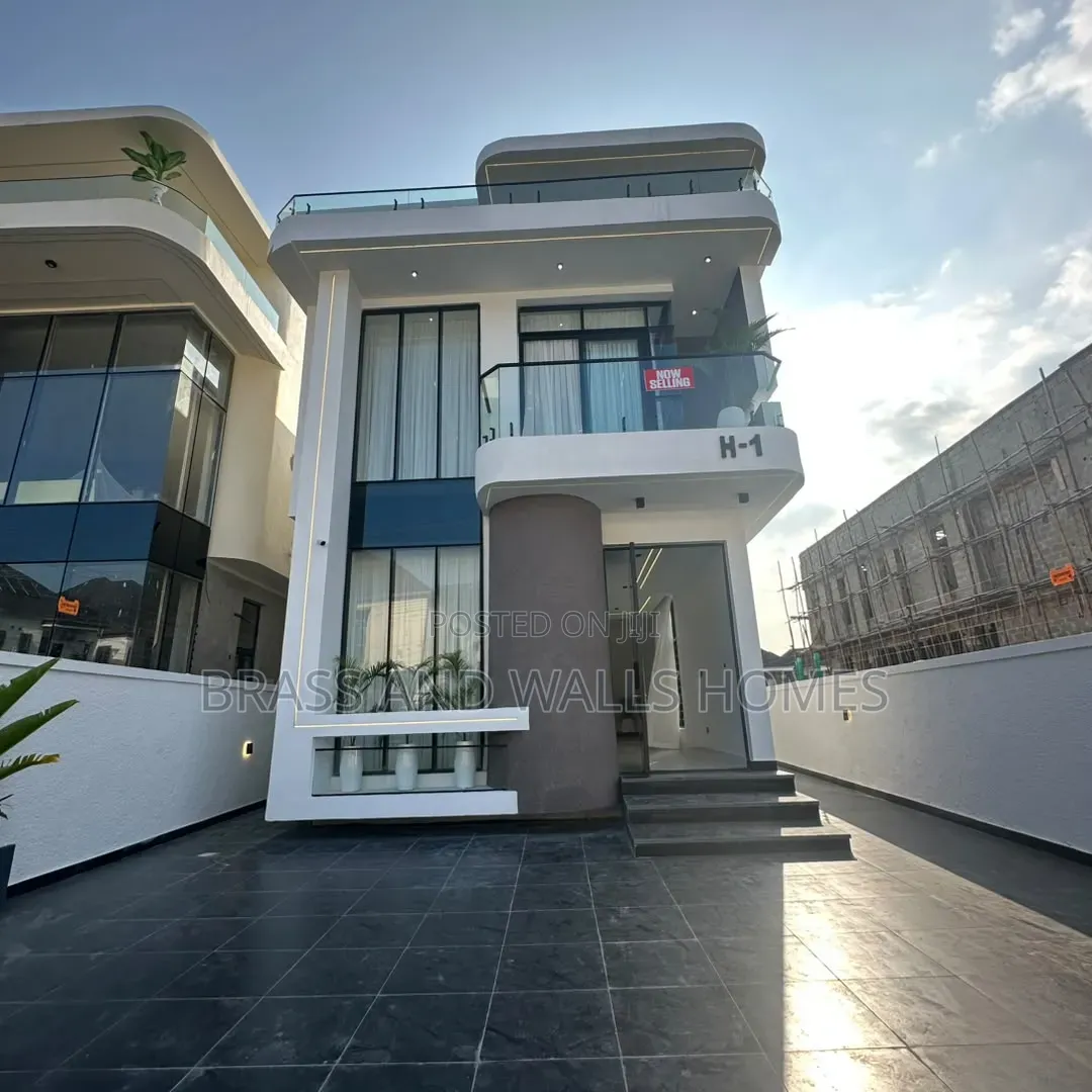 Furnished 5bdrm Duplex in Chevron for sale