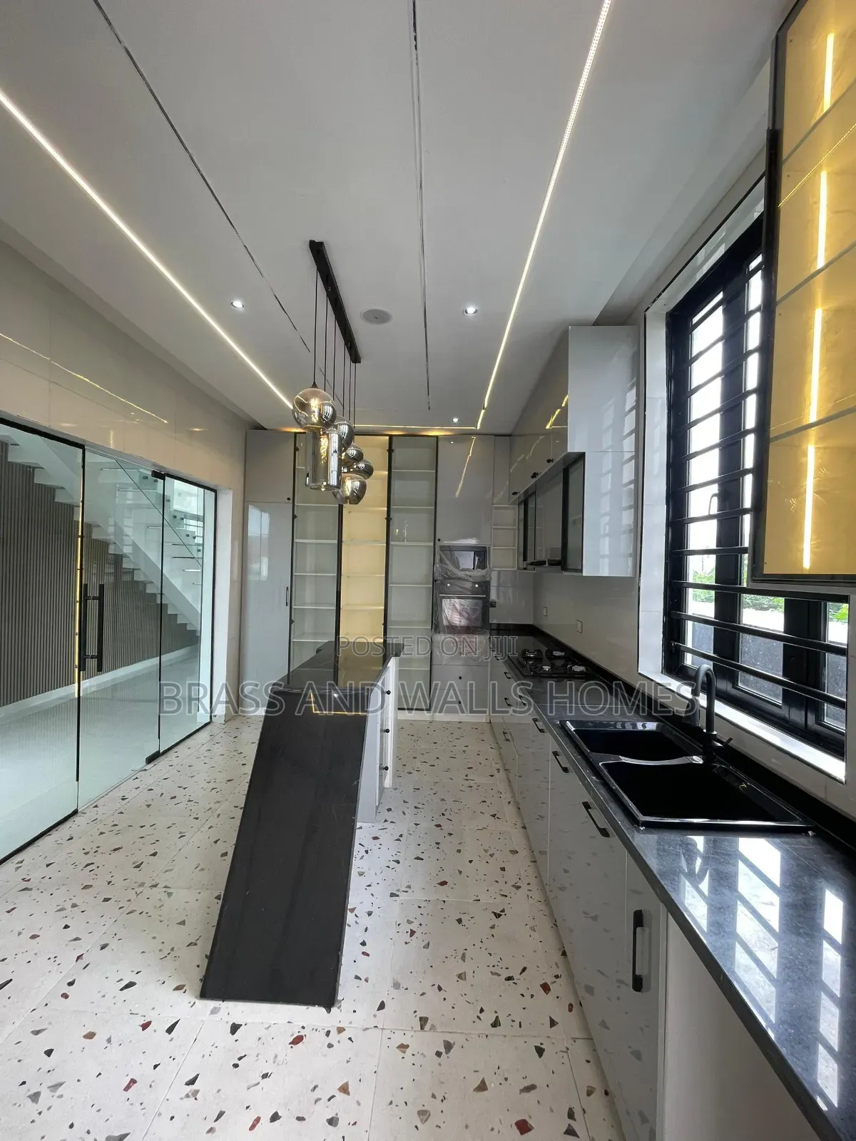 Furnished 5bdrm Duplex in Chevron for sale