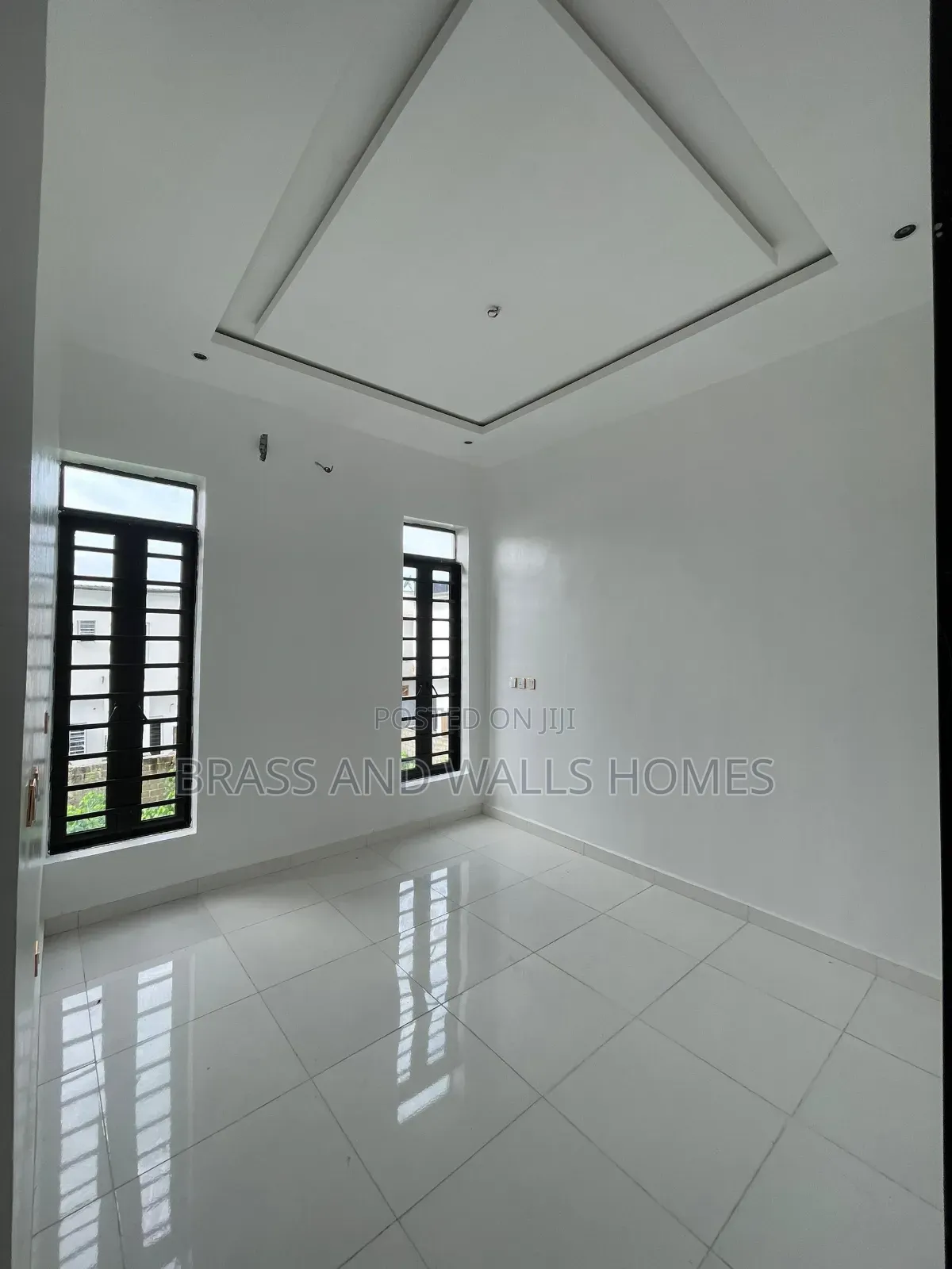 Furnished 5bdrm Duplex in Chevron for sale