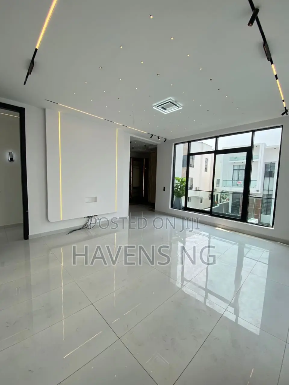 5bdrm Duplex in Chevron for sale