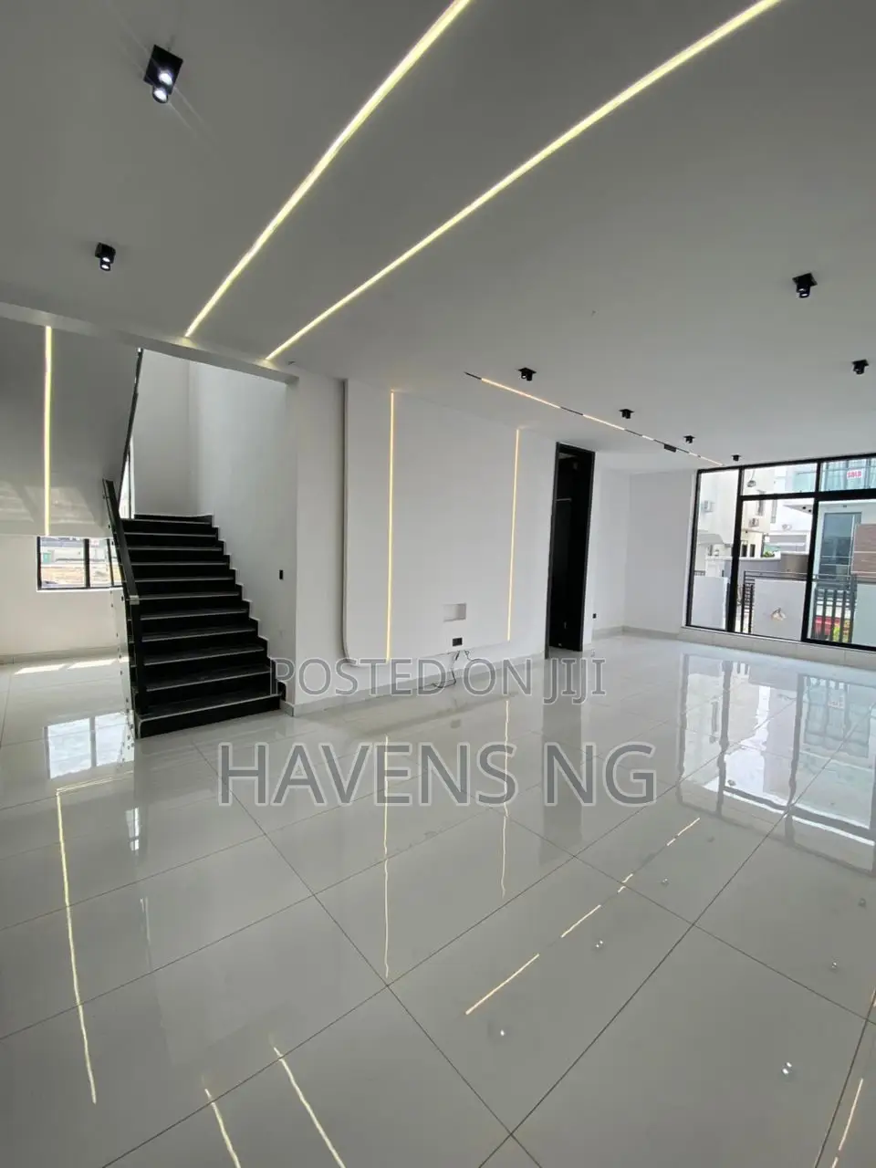 5bdrm Duplex in Chevron for sale