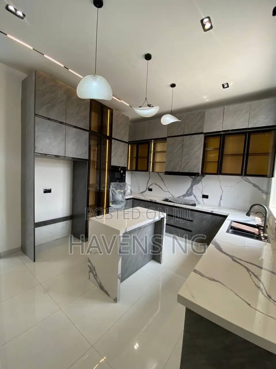 5bdrm Duplex in Chevron for sale