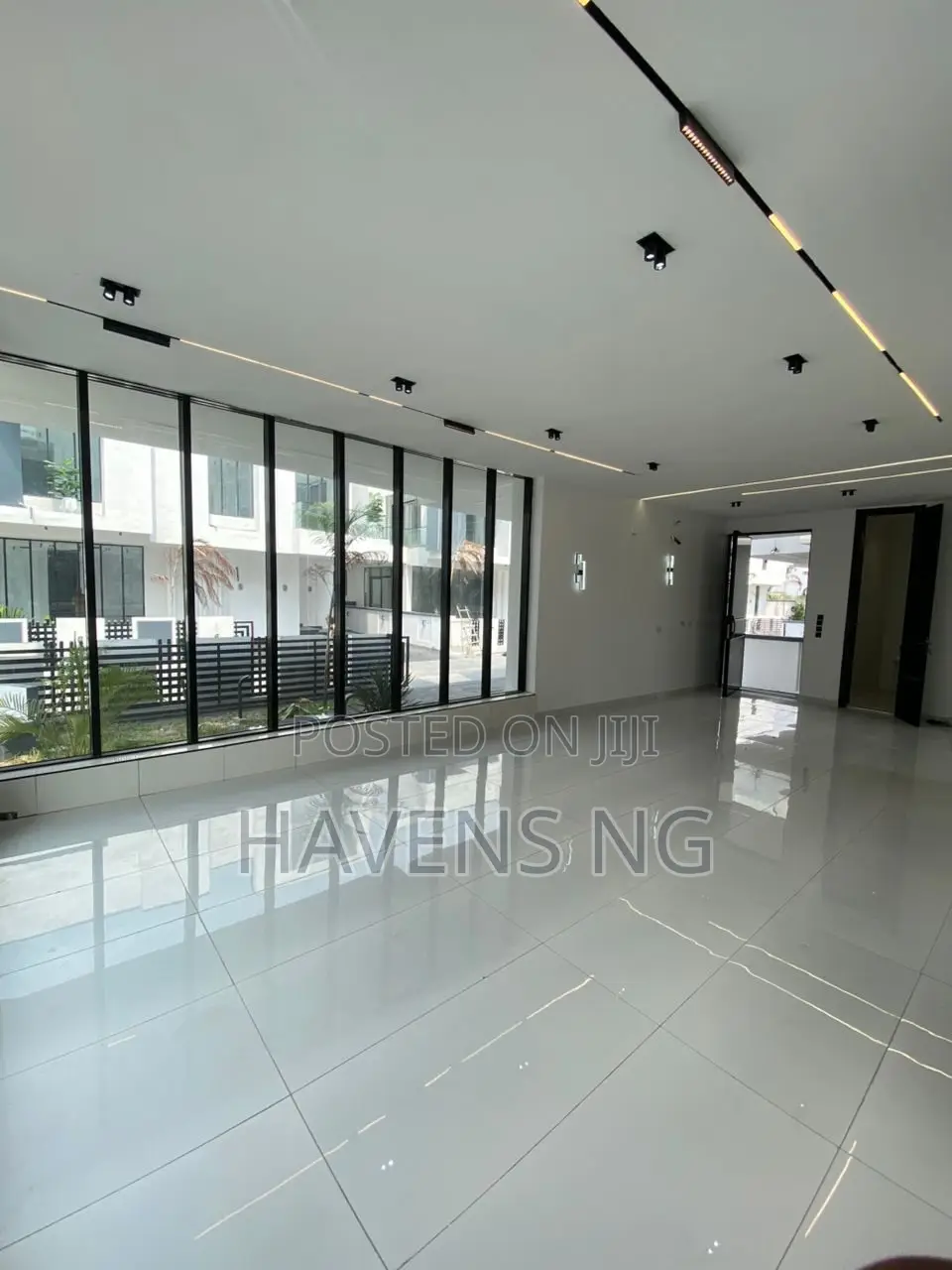 5bdrm Duplex in Chevron for sale