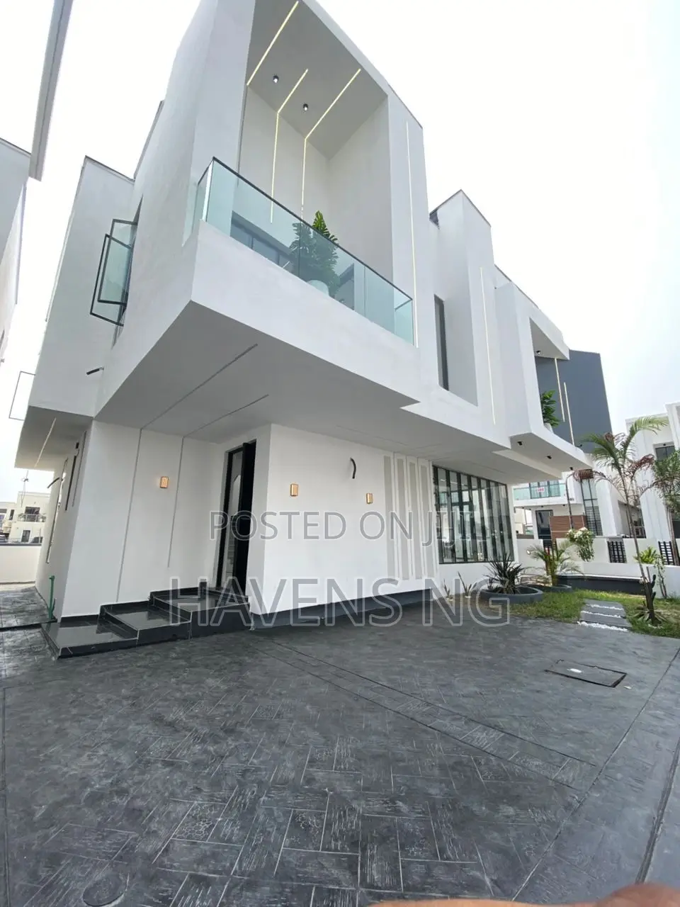 5bdrm Duplex in Chevron for sale