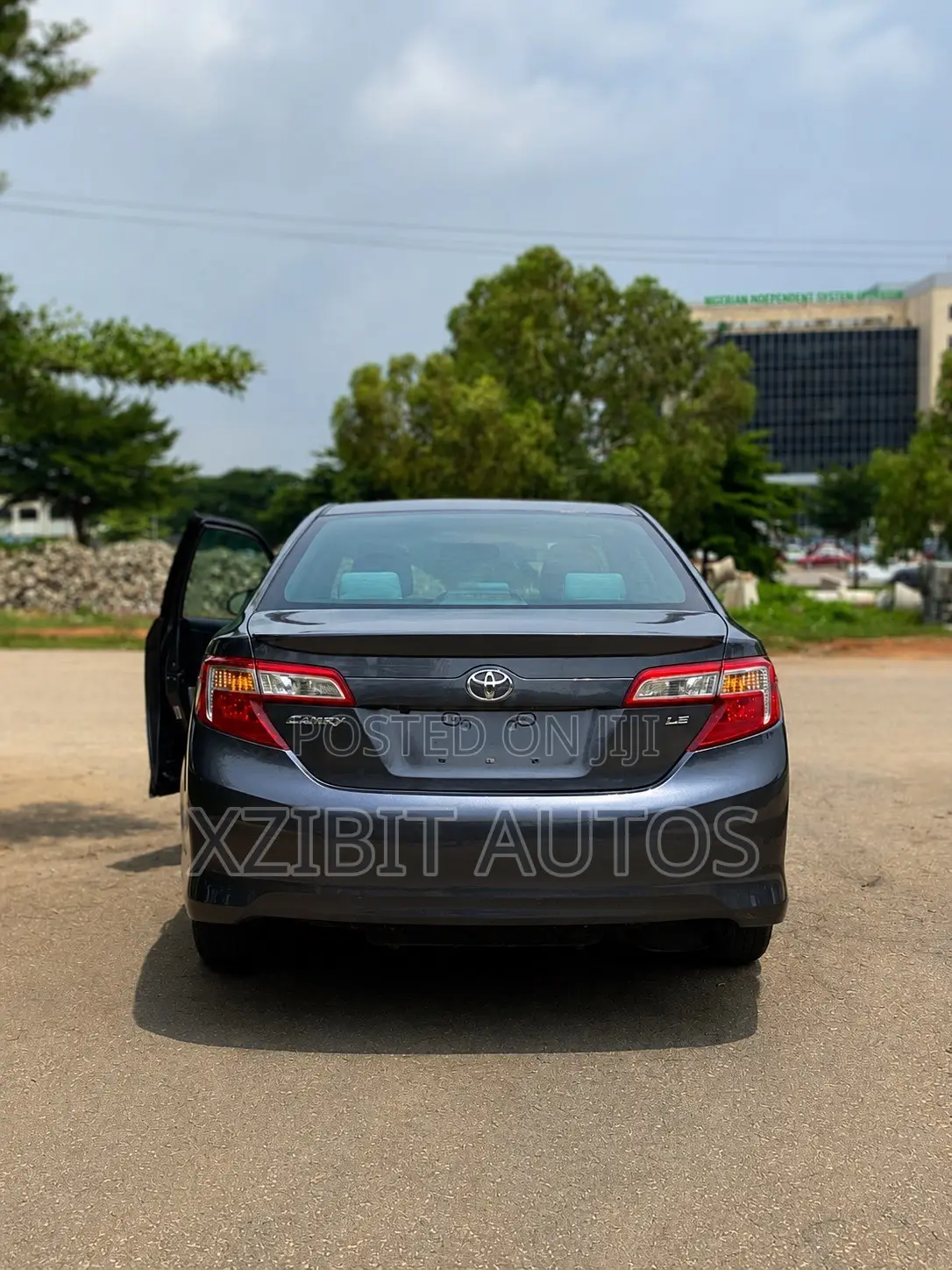 Toyota Camry LE 4dr Sedan (2.5L 4cyl 6A) 2013 Gray