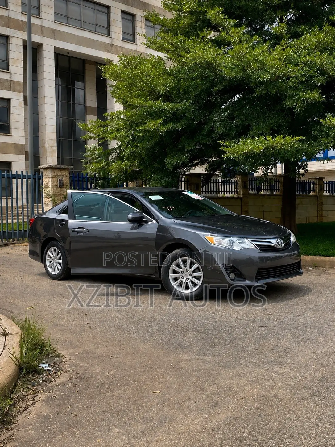 Toyota Camry LE 4dr Sedan (2.5L 4cyl 6A) 2013 Gray