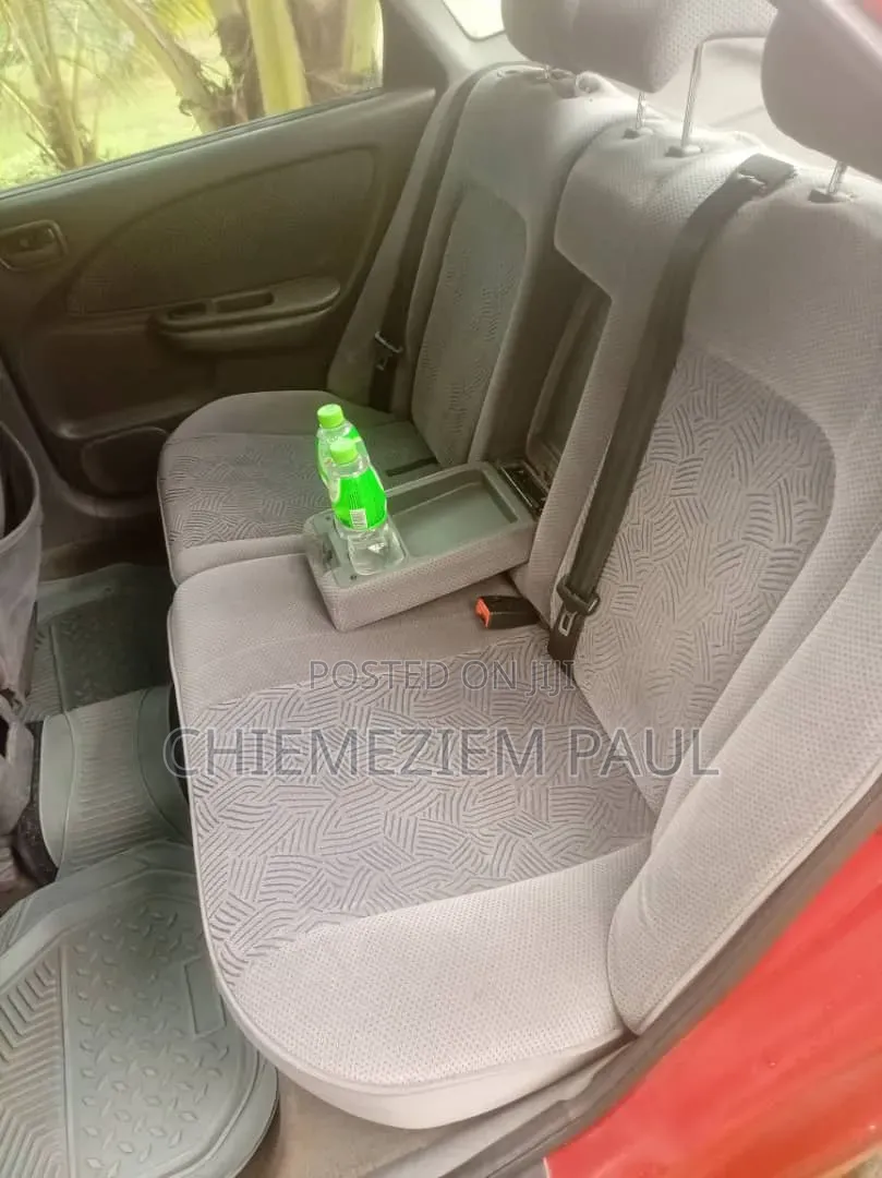 Toyota Avensis 2000 Red