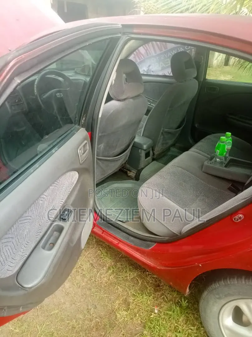Toyota Avensis 2000 Red