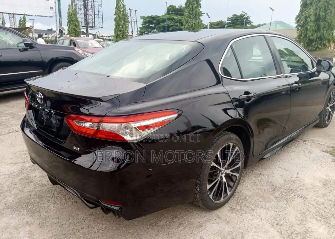 Toyota Camry SE FWD (2.5L 4cyl 8AM) 2018 Black