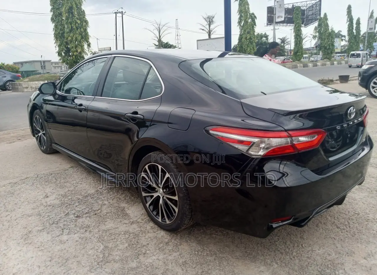 Toyota Camry SE FWD (2.5L 4cyl 8AM) 2018 Black