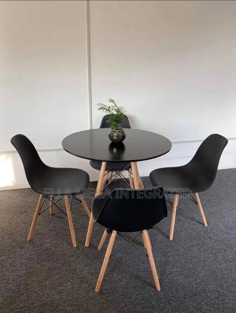 Dinning/ Restaurant Set With 4 Armless Seaters.