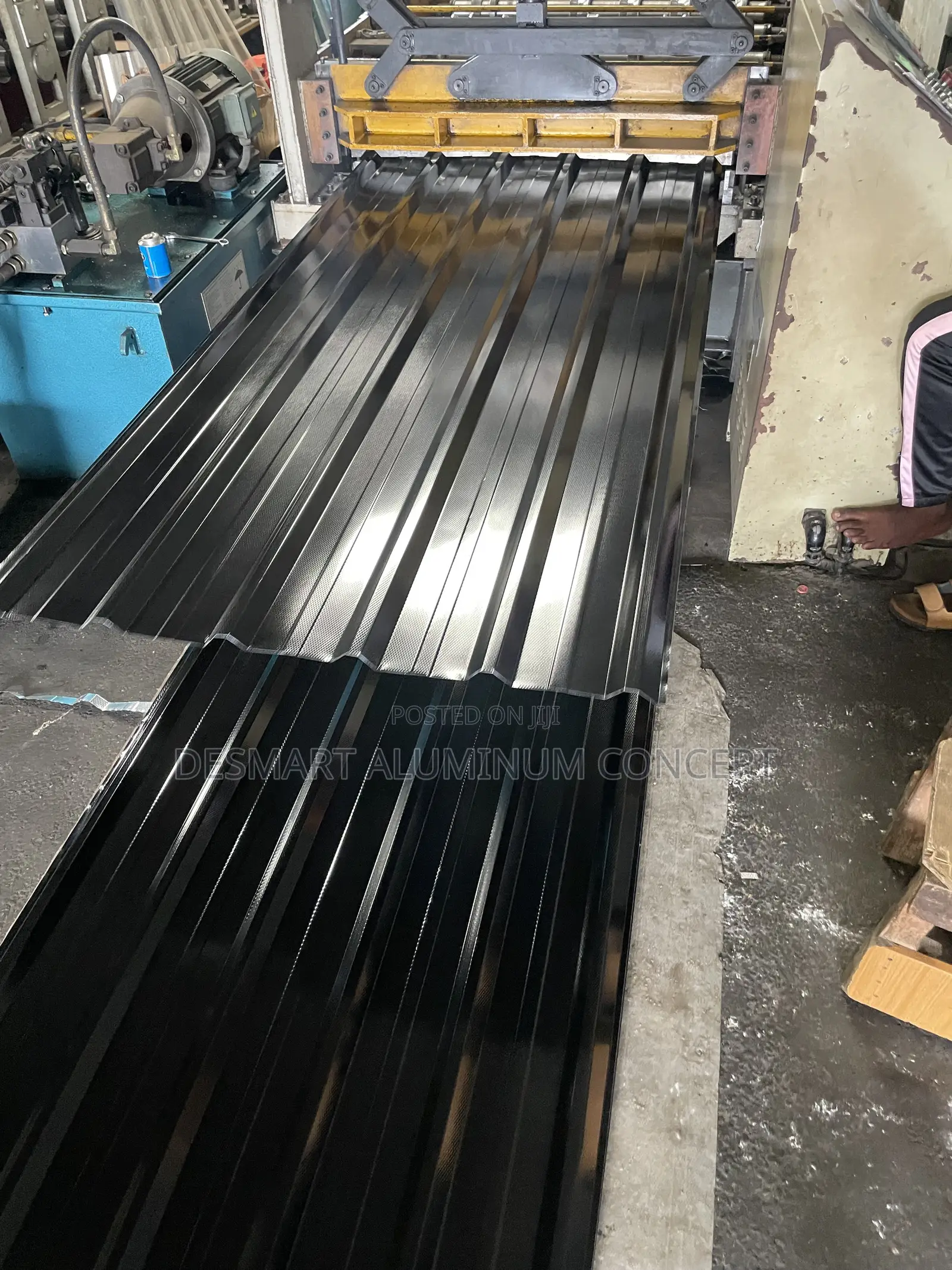 Desmart Roofing Works: 0.55mm Black. Built to Last.