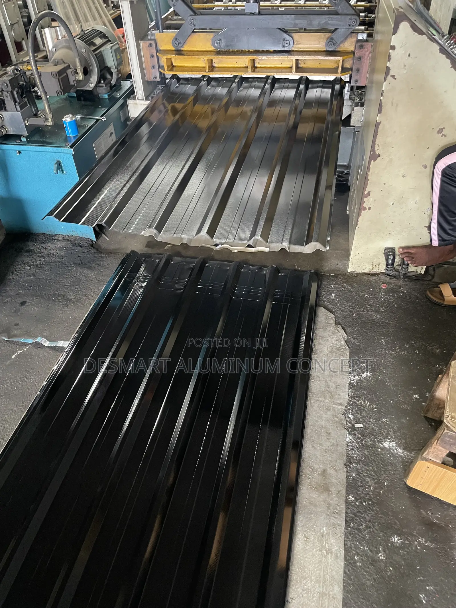 Desmart Roofing Works: 0.55mm Black. Built to Last.