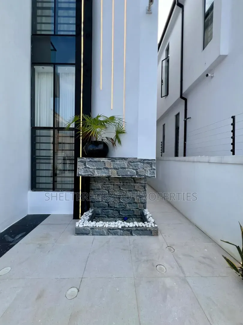 5bdrm Duplex in Ikota for sale