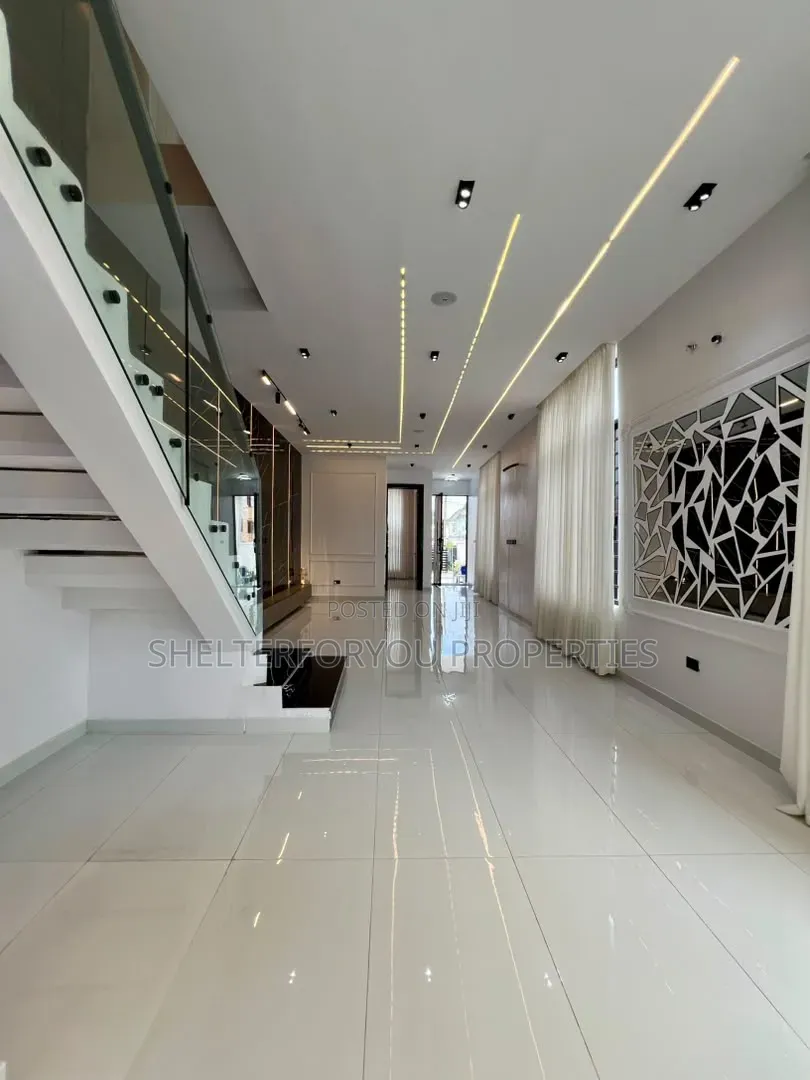5bdrm Duplex in Ikota for sale