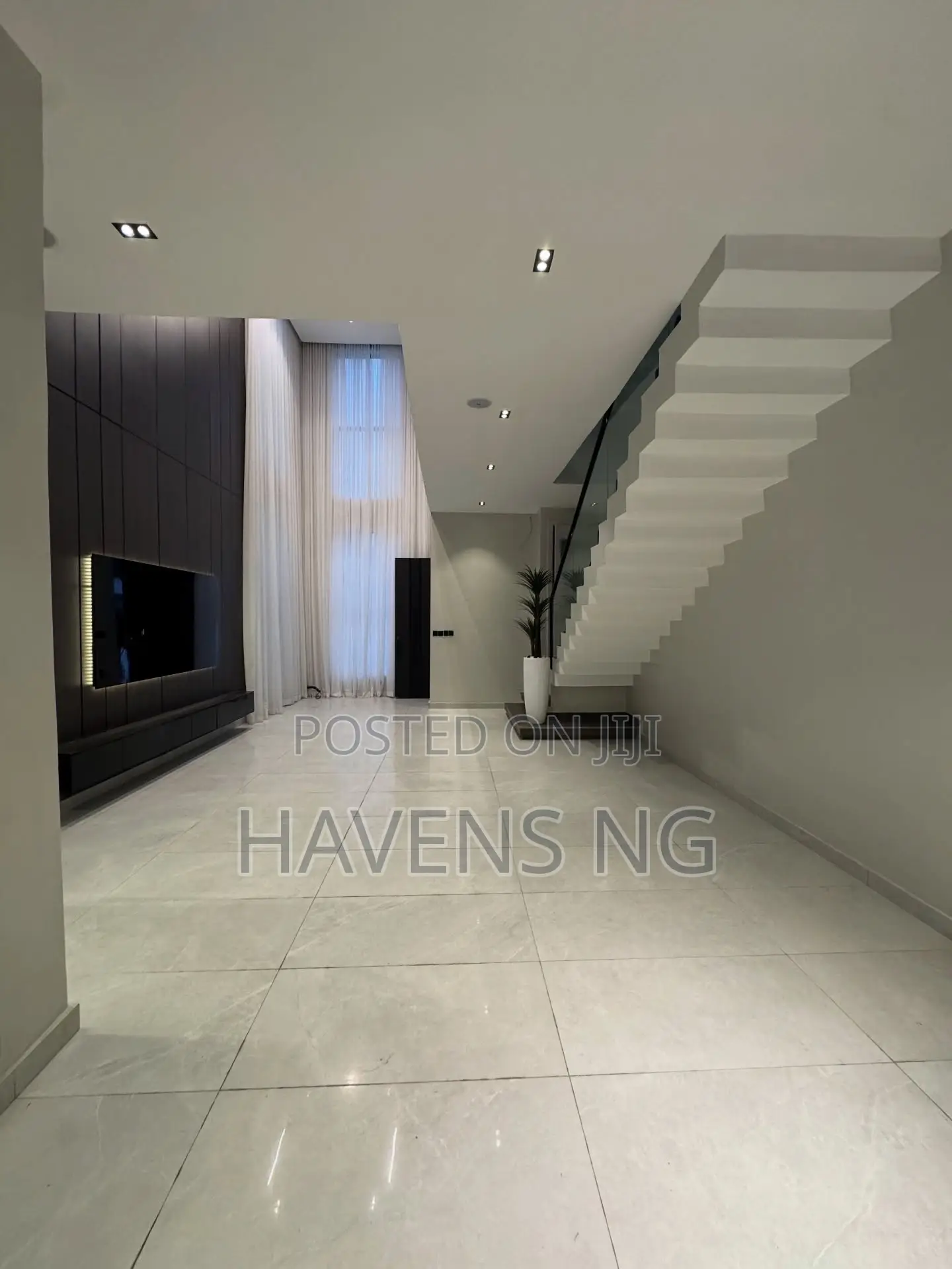 5bdrm Duplex in Chevron for sale